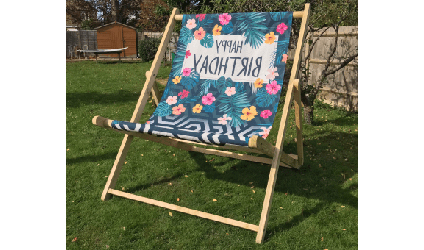 transat géant xxl posé das un jardin.
